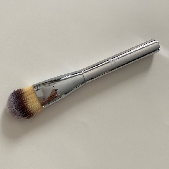 It Cosmetics Heavenly LUXE PLUSH PADDLE Foundation Brush - Picture 1 of 8